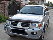 Mitsubishi Pajero Sport 1996-2007 Deflektor maski (SIM) zdjęcia 1