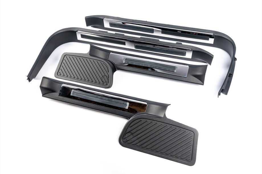 Toyota Land Cruiser 200 2007-2021 Plastikowe nakladki progowe z podswietleniem (czarne) Image