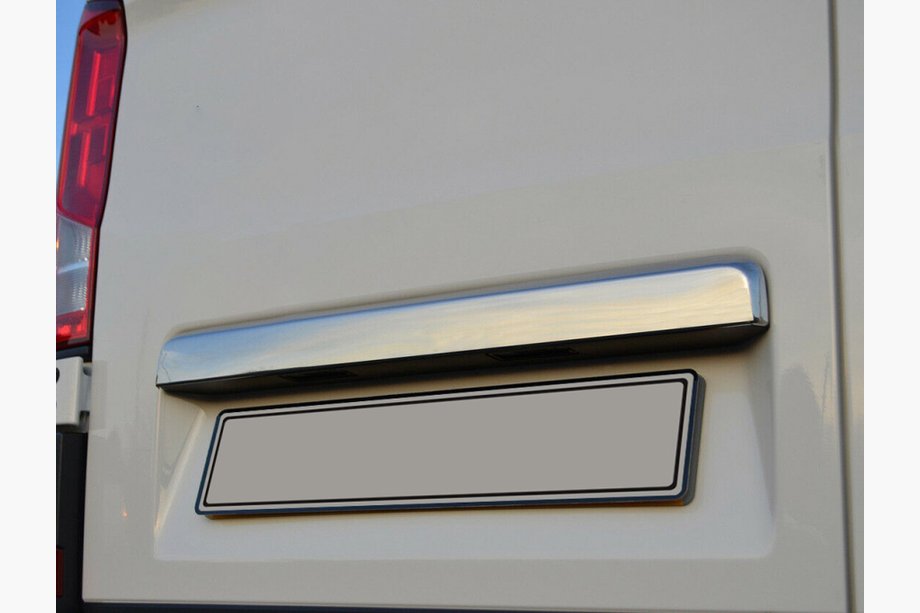 Volkswagen Crafter 2016- Listwa nad tablicą rejestracyjną (bez kamery, stal nierdzewna) Carmos - Turecka Stal Nierdzewna Image