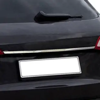Listwa nad tablicą rejestracyjną (Sedan, stal nierdzewna)