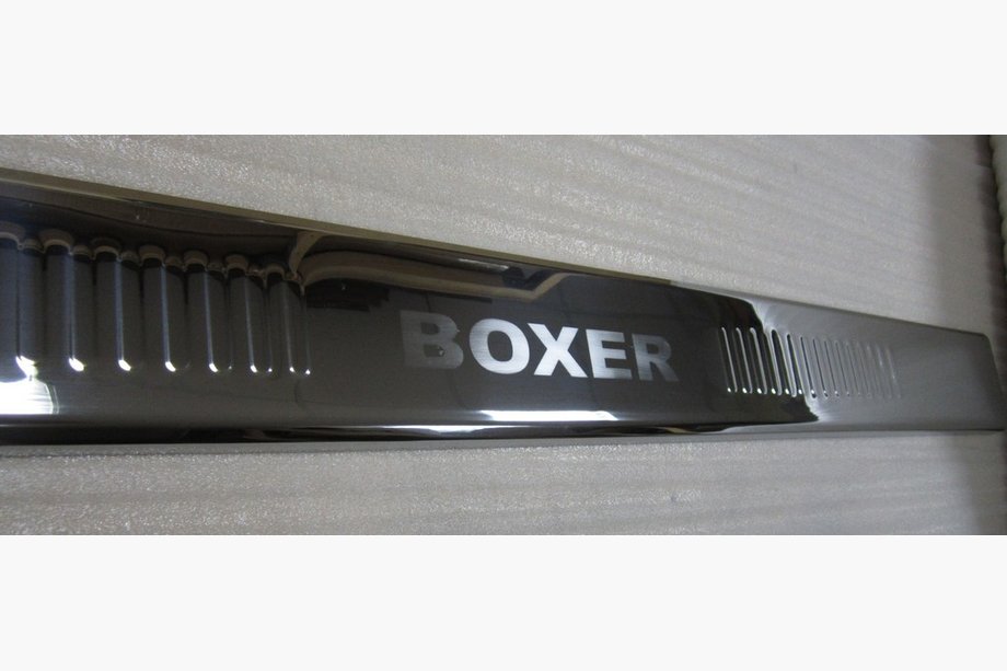 Peugeot Boxer 2006-2025 Listwa chromowana na tylny zderzak (stal nierdzewna) Image