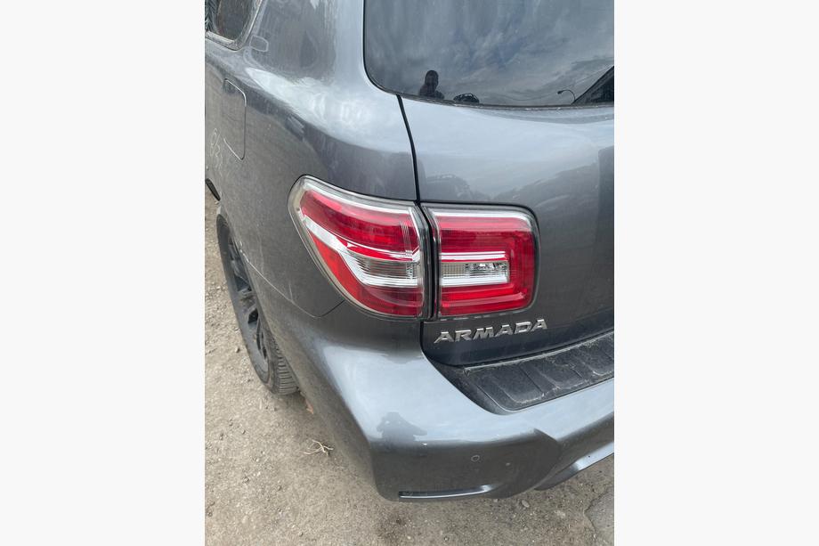 Nissan Armada 2016-2024 Tylne lampy LED (Oryginalne, używane, rocznik 2019) Image