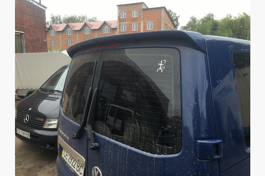 Volkswagen T5 Multivan 2003–2010 Spojler klapy tylnej Anatomik (zagruntowany do lakierowania) Zdjęcia 6