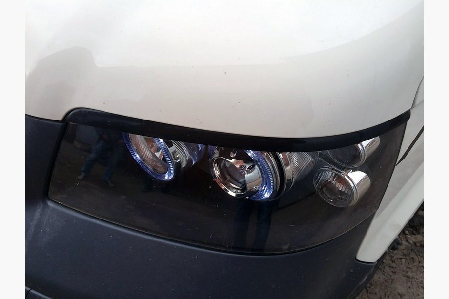 Volkswagen T5 Multivan 2003–2010 Brewki na reflektory (2 szt., plastik, czarne) Czarny Mat Image