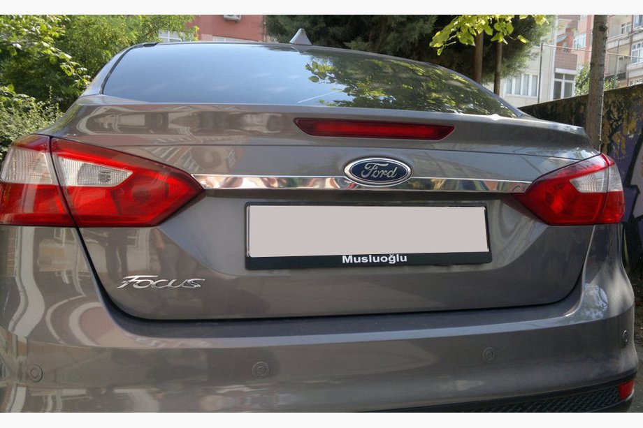 Ford Focus III 2011-2017 Szeroka listwa ze stali nierdzewnej nad tablicą rejestracyjną Image