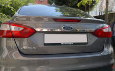Ford Focus III 2011-2017 Szeroka listwa ze stali nierdzewnej nad tablicą rejestracyjną zdjęcia 1