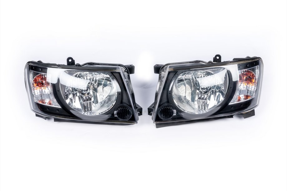 Nissan Patrol Y61 1997-2011 Reflektory Przednie Safari Black (2004-2008, 2szt) Image