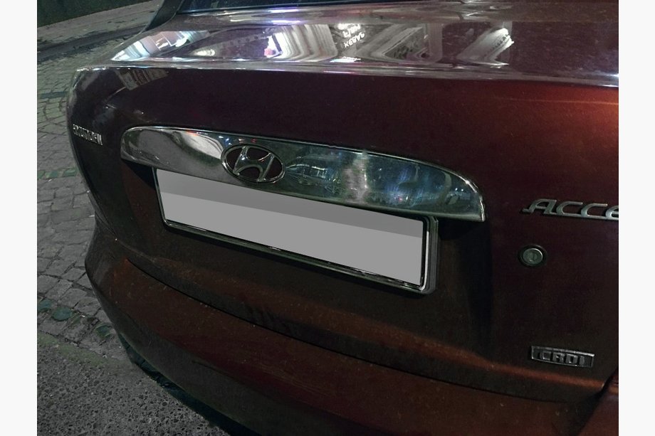 Hyundai Accent 2006-2010 Listwa chromowana nad tablicą rejestracyjną (stal nierdzewna) Image