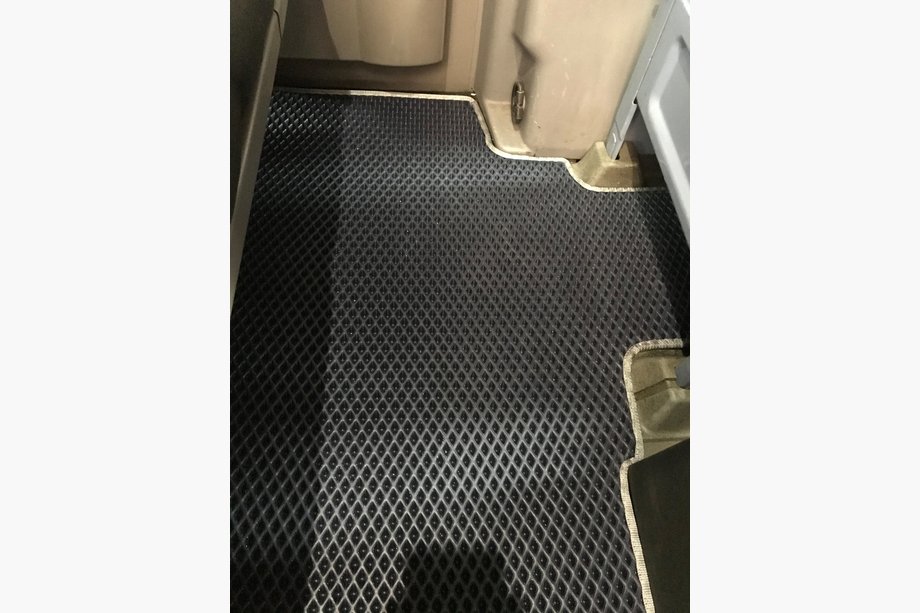 Volkswagen Crafter 2006-2016 Dywaniki EVA 2 rząd do orig. Kombi (czarne) Zdjęcia 1
