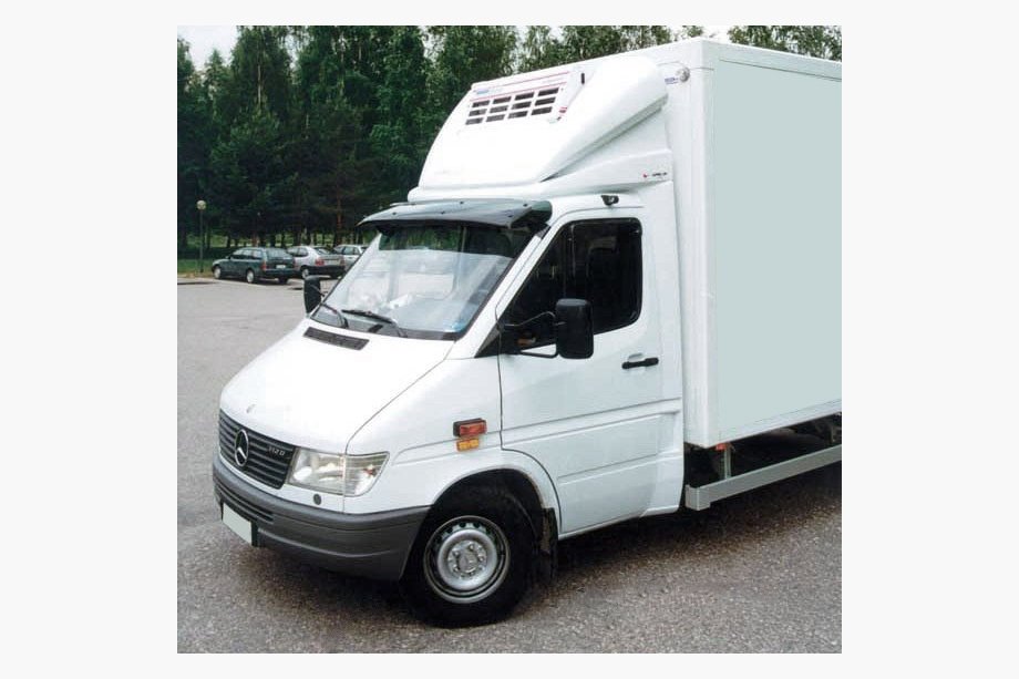 Mercedes Sprinter W901/902/903/904/905 1995–2006 Daszek na przednia szybe (czarny polysk, 5mm) Zdjęcia 10