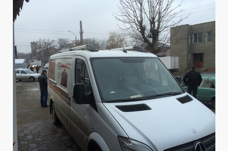 Mercedes Sprinter W906 2006–2018 Relingi dachowe Shark (czarne stopki) Zdjęcia 3