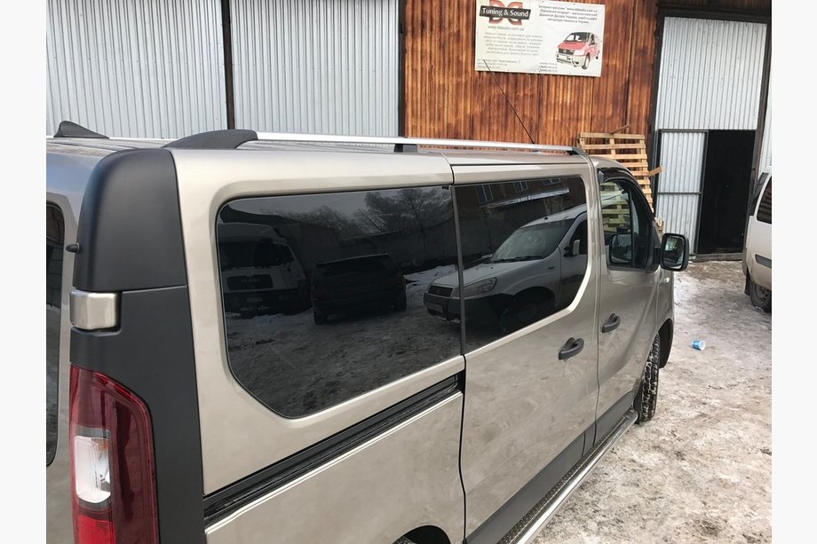 Opel Vivaro 2015-2019 Relingi Dachowe Chromowane Długie, plastikowe stopki Zdjęcia 3