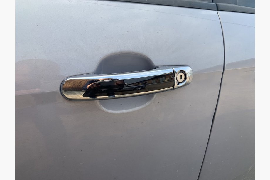 Ford C-Max 2004-2010 Nakładki na klamki z czarnym paskiem (4 szt, ABS) Image
