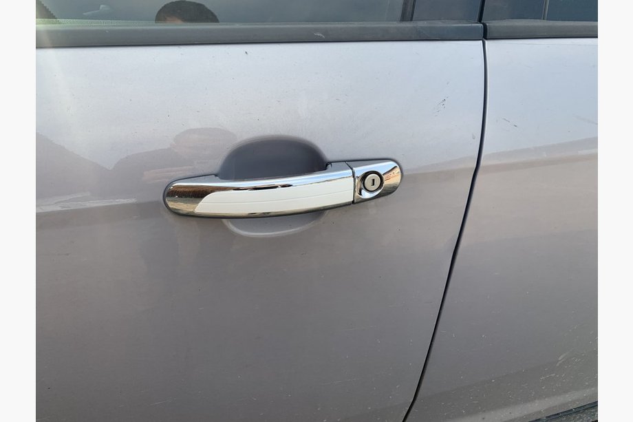 Ford Kuga/Escape 2013-2019 Nakładki na Klameki Chromowane z Białym Paskiem (4 szt, ABS) Zdjęcia 2