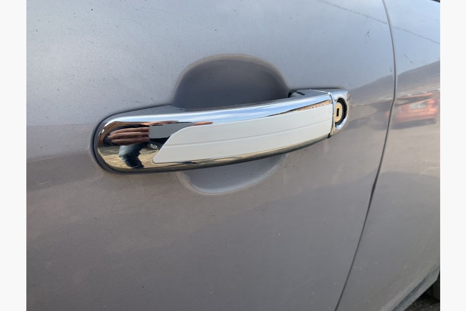 Ford Kuga/Escape 2013-2019 Nakładki na Klameki Chromowane z Białym Paskiem (4 szt, ABS) Zdjęcia 3