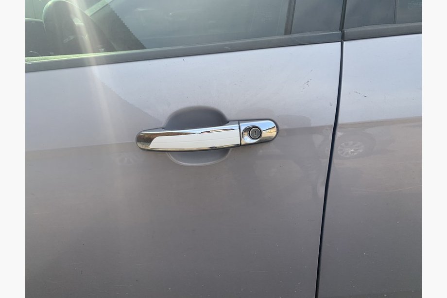 Ford Kuga/Escape 2013-2019 Nakładki na Klameki Chromowane z Białym Paskiem (4 szt, ABS) Zdjęcia 4