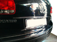 Volkswagen Touareg 2002–2010 Listwa chromowana nad tablicą rejestracyjną (stal nierdzewna) zdjęcia 1