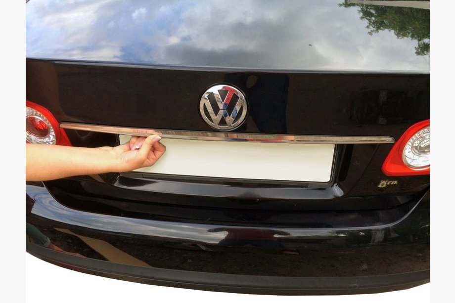 Volkswagen Jetta 2006-2011 Listwa nad tablicą rejestracyjną (stal nierdzewna) Image