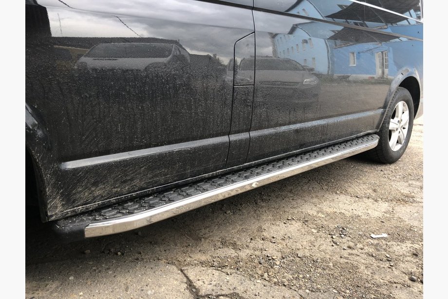 Volkswagen T5 Multivan 2003–2010 Progi Boczne BlackLine (2 szt, Aluminium) Image