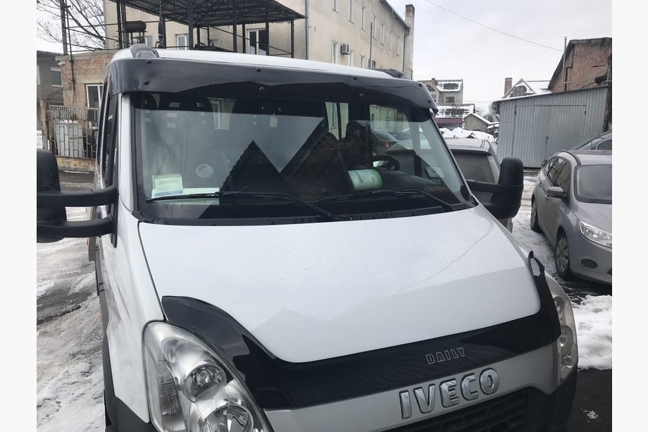 Iveco Daily 2006-2014 Daszek na przednią szybę V1 (czarny połysk, 5mm) Image