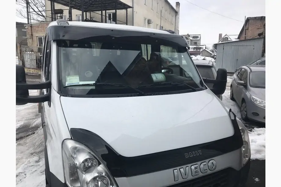 Iveco Daily 2006-2014 Daszek na przednią szybę V1 (czarny połysk, 5mm) Image