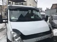 Iveco Daily 2006-2014 Daszek na przednią szybę V1 (czarny połysk, 5mm) zdjęcia 1