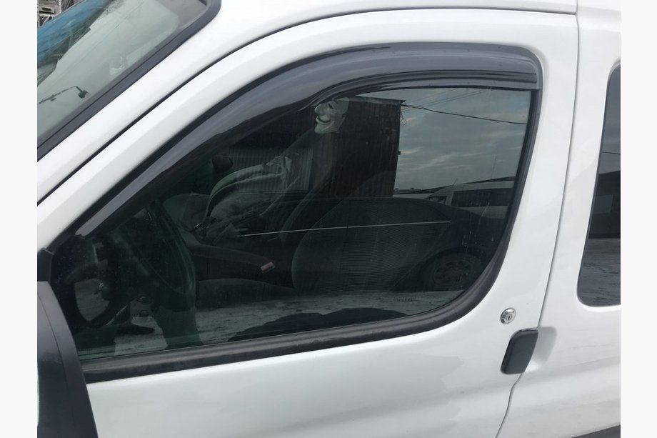 Peugeot Partner 1996-2008 Deflektory Okienne Czarne (2 szt, DDU-Aomis) Image