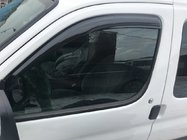 Peugeot Partner 1996-2008 Deflektory Okienne Czarne (2 szt, DDU-Aomis) zdjęcia 1