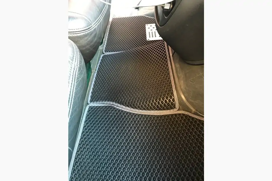 Mercedes Sprinter W901/902/903/904/905 1995–2006 Dywaniki EVA (CDI, czarne) Zdjęcia 1