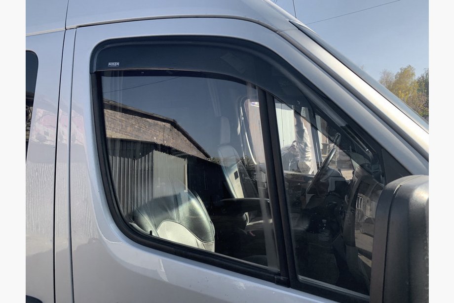 Mercedes Sprinter W906 2006–2018 Przyklejane owiewki okienne (2 szt, Niken) Image