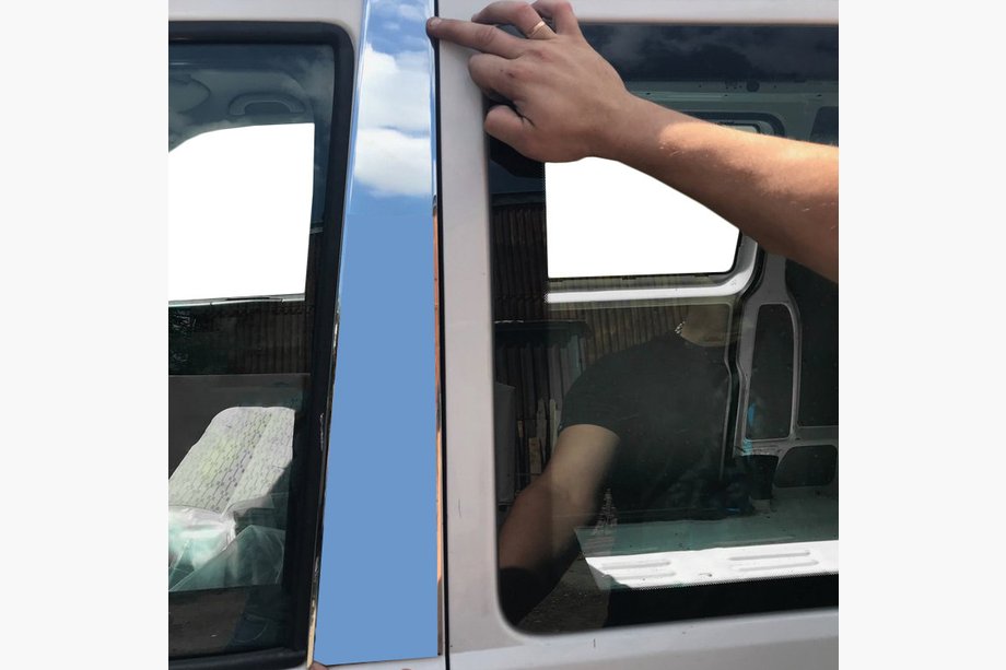 Volkswagen T5 Multivan 2003–2010 Wyprzedaż! Chromowana listwa na słupek (lewa strona) Image