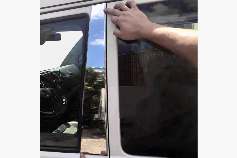 Volkswagen T5 2010-2015 Wyprzedaż! Chromowana listwa na słupek (lewa strona) Image