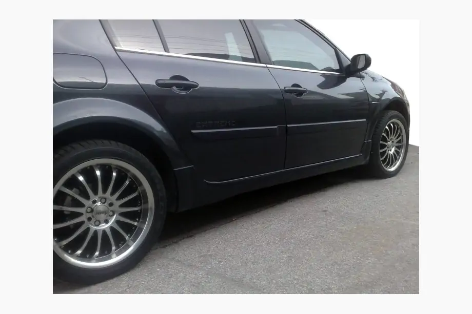 Renault Megane II 2004-2009 Progi Boczne (SD, z podkładem do lakierowania) Image