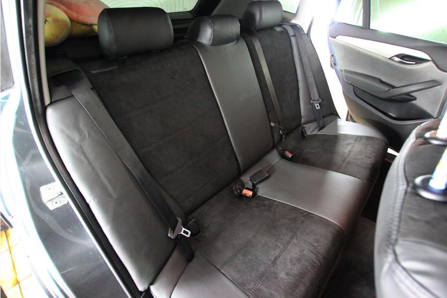 BMW X1 E84 2009-2015 Pokrowce samochodowe ekoskóra+tkanina+alcantara Antara A001 (pełne wnętrze) Image