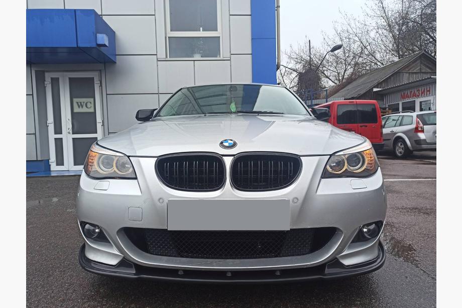 BMW 5 Series E60/E61 2003-2010 Nakładka na przedni zderzak OmsaLine Flap (czarna) Image