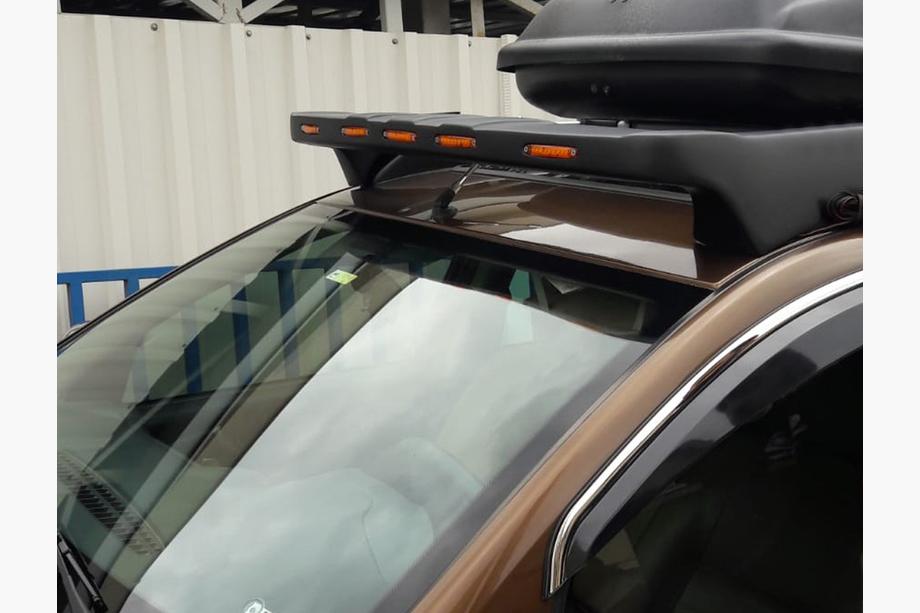 Dacia Duster 2008-2018 Daszek na Przednią Szybę V1 (LED, Czarny Mat) Image