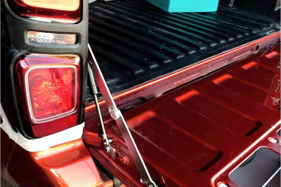 Isuzu D-Max 2019- Amortyzatory klapy tylnej Image
