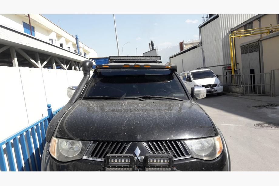 Mitsubishi L200 2006-2015 Daszek na przednią szybę (Meliset LED) Zdjęcia 2