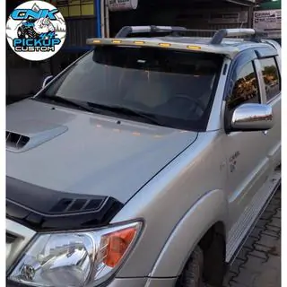 Daszek na Szybe Przednia (Meliset LED) Toyota Hilux 2015- zdjęcia 1