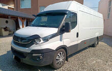 Iveco Daily 2014- Daszek na przednia szybe V2 (czarny polysk, 5mm) zdjęcia 6