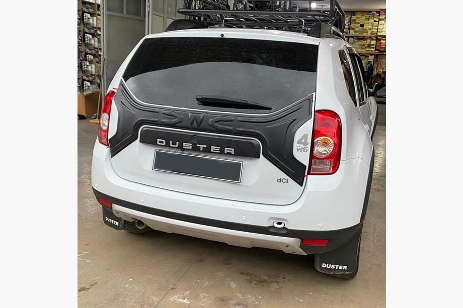 Dacia Duster 2008-2018 Plastikowa nakladka na klape bagaznika Image