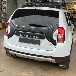 Plastikowa nakladka na klape bagaznika Renault Duster 2008–2017 zdjęcia 2