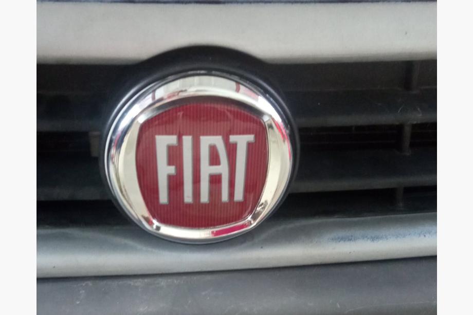 Fiat Emblemat (czerwony V2, samoprzylepny) Zdjęcia 3