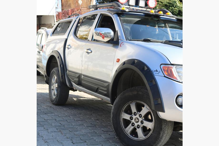 Mitsubishi L200 2006-2015 Poszerzenia nadkoli (EuroCap) Image