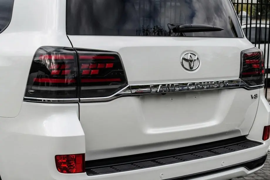 Toyota Land Cruiser 200 2007-2021 Tylne Lampy 2016-2021 (Sequential Red Plus) Image