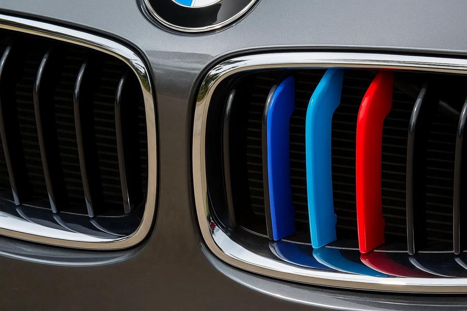 BMW 3 Series F30/F31 2012-2019 Nakładki na kratkę chłodnicy 11-żeberkową (zestaw 3 szt.) Image