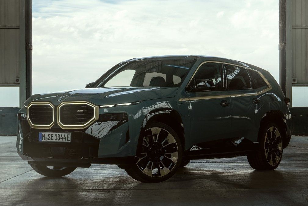 Luksusowy hybrydowy crossover BMW XM z napędem na wszystkie koła