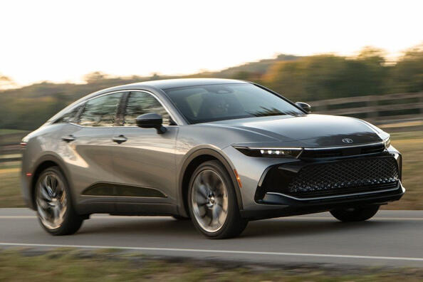 Recenzja crossovera sedana Toyota Crown