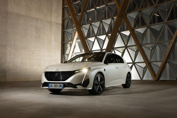 Recenzja kompaktowego elektrycznego hatchbacka Peugeot e-308