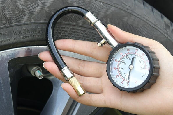 Jak prawidłowo sprawdzić ciśnienie w oponach samochodowych